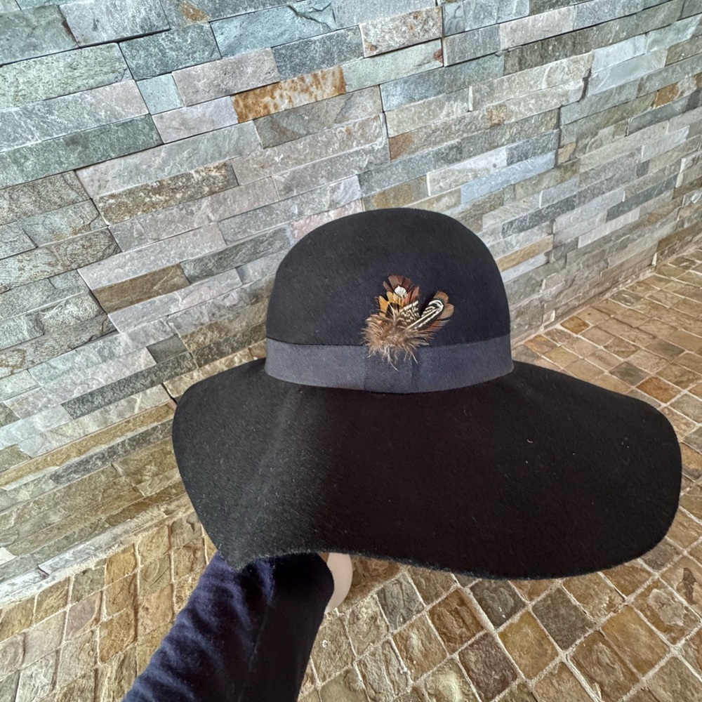 Steve Madden Elegant Black Wide-Brim Hat - Picture 2 of 5
